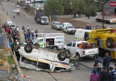 18 gehospitaliseer na twee taxi botsings