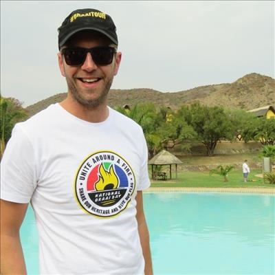 Jan Braai maak vuur by spa