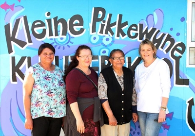 Kleine Pikkewyne word ingekleur