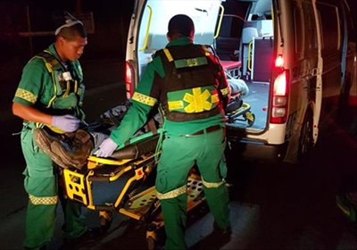 Bakkie ry jong man van motorfiets af