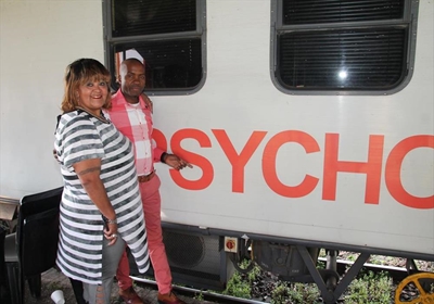 Hundreds at Phelophepa Train