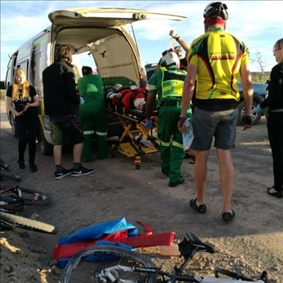 Vrou van fiets afgery