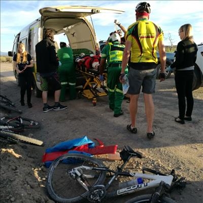 Opvolg: Vrou van fiets afgery