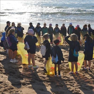 Laerskool laat waai met strandskoonmaak