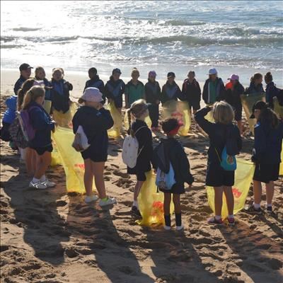 Laerskool laat waai met strandskoonmaak