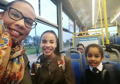 George-publiek hop op 'n bus