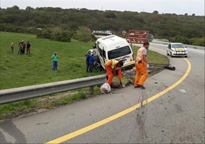 Taxi bots met trok wat padwerkers vervoer