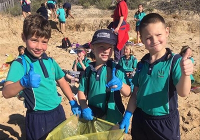 Parkies maak strande skoon
