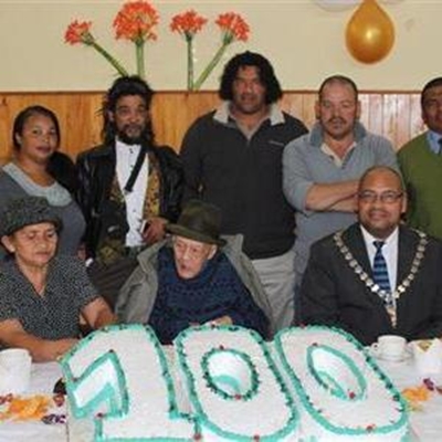 Oudste taxi-eienaar vier 100 jaar
