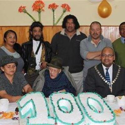 Oudste taxi-eienaar vier 100 jaar