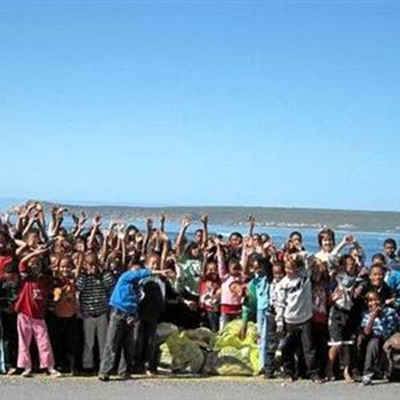 Vondeling children clean up beach