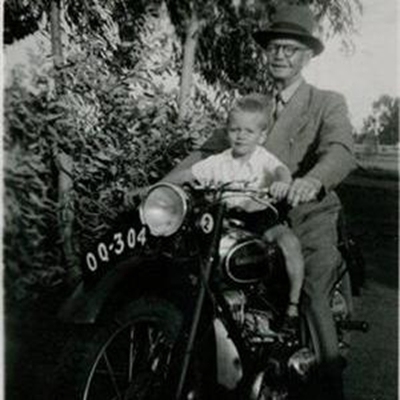 Kleinseun soek inligting oor sy oupa
