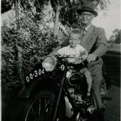 Kleinseun soek inligting oor sy oupa