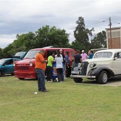 Motors en ysterperde pronk op Oudtshoorn