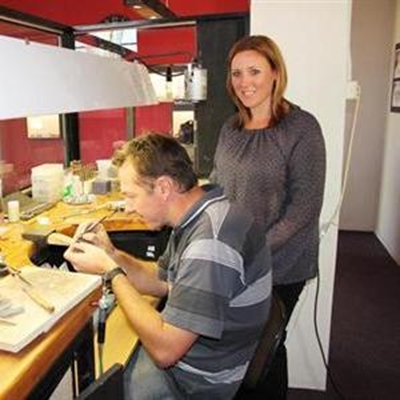Goudsmit en setter nou plaaslik
