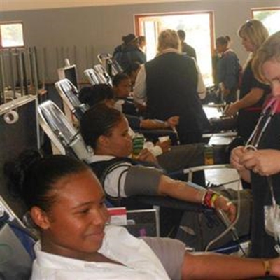 Tieners vrygewig met hul bloed