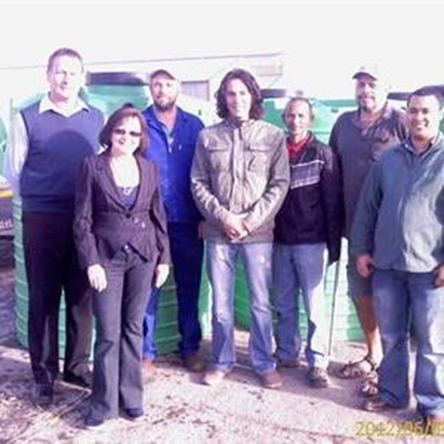 Burgemeester oorhandig watertenks
