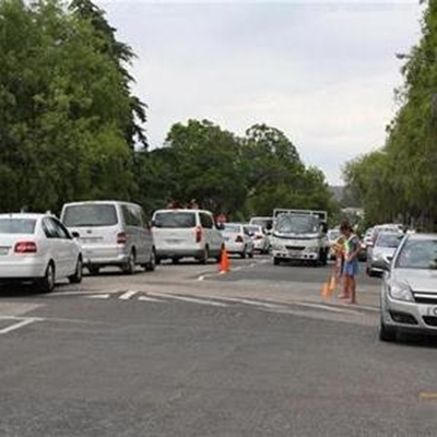 Inwoners keelvol vir bestuurskole