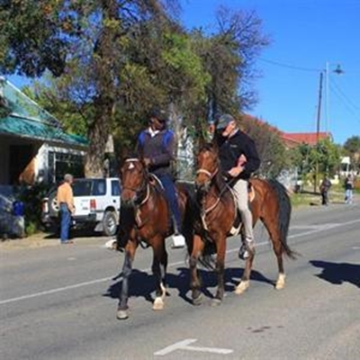 Ruiters val De Rust binne