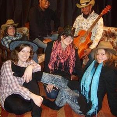 Klippie Teater laat poppe dans