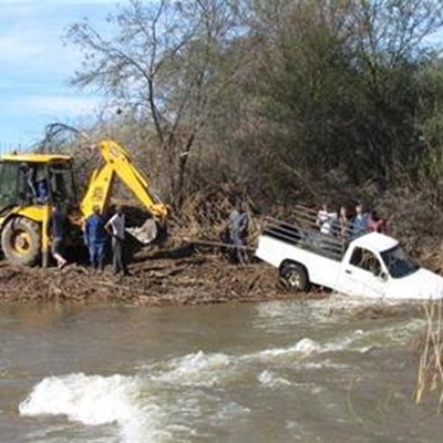Opvolg: Rivier sleur bakkie mee
