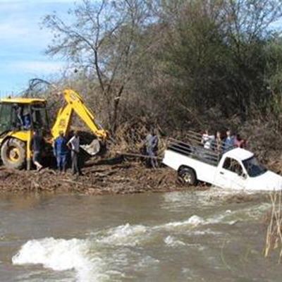 Opvolg: Rivier sleur bakkie mee