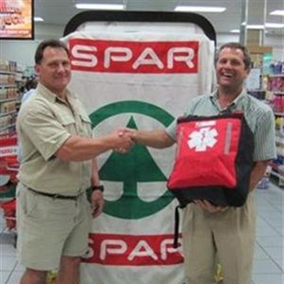 Stilbaai Spar oorhandig ‘haai-aanval trauma kit’ aan NSRI