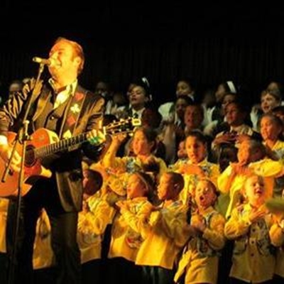 Jakkie Louw en skoolkore roer gehoor