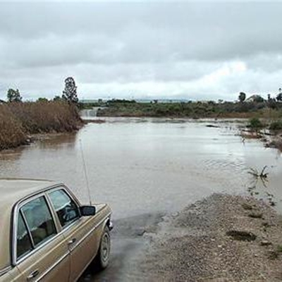 Rivier sleur trekker en twee werkers mee