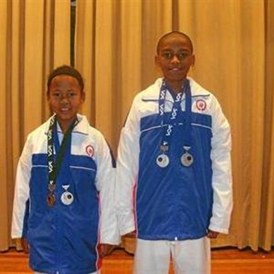 Karate studente versamel goud en silwer