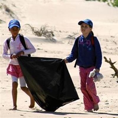 Opvolg: Kinders help strande skoonmaak