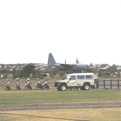 Militêre vliegtuig maak noodlanding