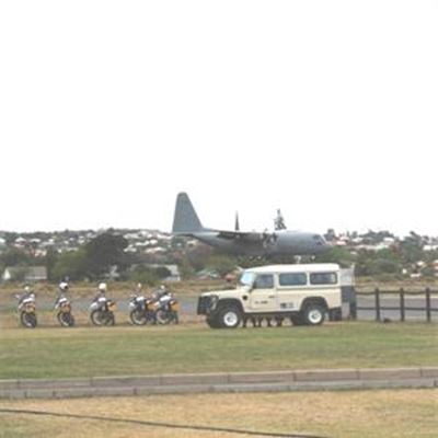 Militêre vliegtuig maak noodlanding