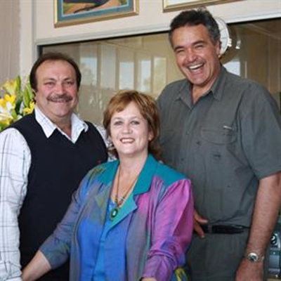 Susan Deacon verwelkom drie nuwe agente