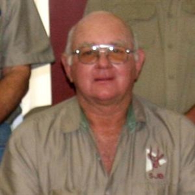 Neels Meyer sit voor by Jagtersvereniging