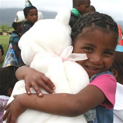Engele hou Kersfees vir kinders
