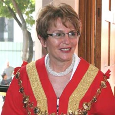 Zille enters Lagoon Bay war
