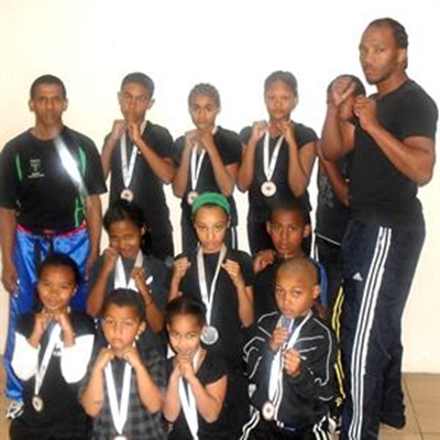 Klein kickboxers onderskei hulleself
