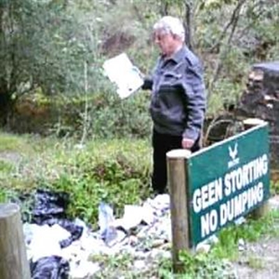 Vrot kos, gemors langs bruggie gestort