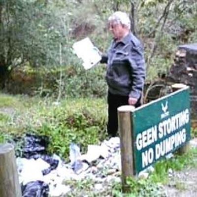 Vrot kos, gemors langs bruggie gestort