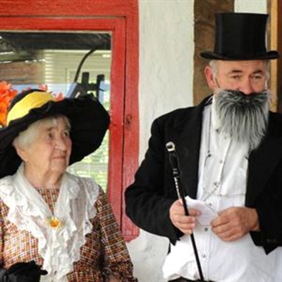 Georgians tour historic places
