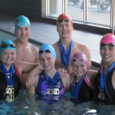 18 medaljes vir jong swemmers