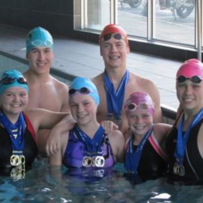 18 medaljes vir jong swemmers