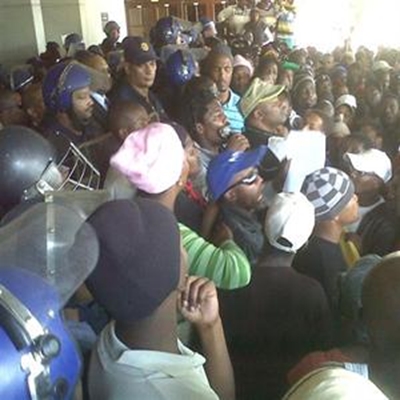 Update: protestors reach municipality