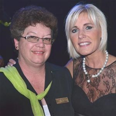 Kinderkoor sing saam met Dana Winner