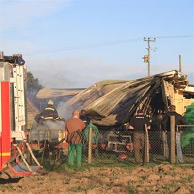 Plaashuis in brand verwoes