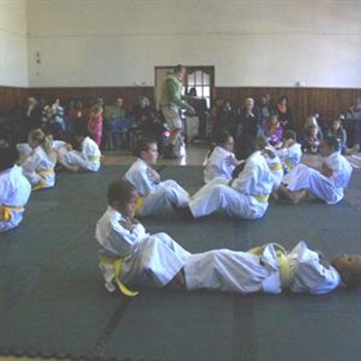 Karateka bevorder met nuwe gordels