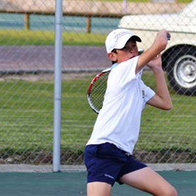 Jong Christo slaan bars op tennisbaan