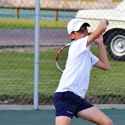 Jong Christo slaan bars op tennisbaan