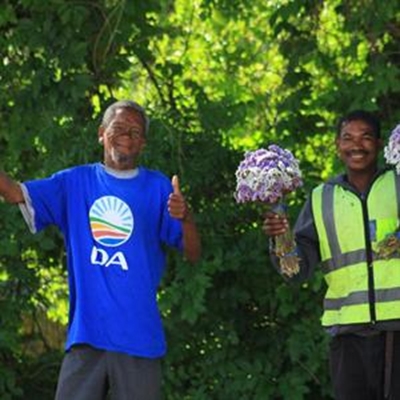 Karwagte pla in Dorp van die Jaar